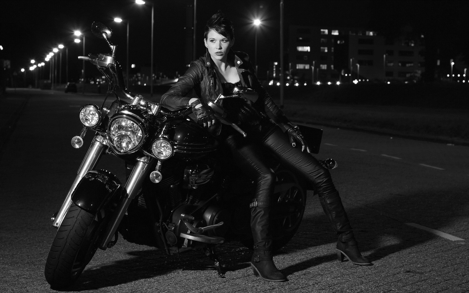 Photo Beautiful girls and motorcycles in Amman